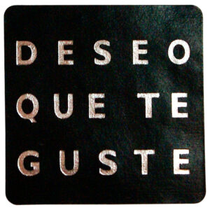 ET113-Rollo ETIQUETAS DESEO QUE TE GUSTE FONDO NEGRO IMPRESIÓN PELÍCULA PLATA 30 x 30mm. 500ud.