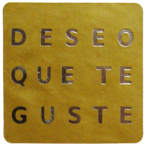 ET114-Rollo ETIQUETAS DESEO QUE TE GUSTE FONDO ORO IMPRESIÓN PELÍCULA PLATA 30 x 30mm. 500ud.