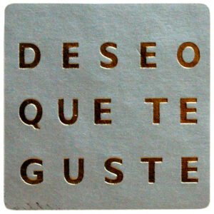 ET115-Rollo ETIQUETAS DESEO QUE TE GUSTE FONDO PLATA IMPRESIÓN PELÍCULA ORO 30 x 30mm. 500ud.