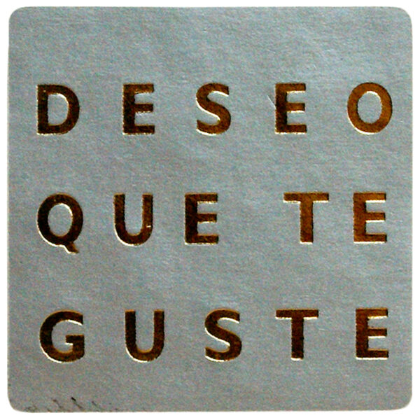 ET115-Rollo ETIQUETAS DESEO QUE TE GUSTE FONDO PLATA IMPRESIÓN PELÍCULA ORO 30 x 30mm. 500ud.