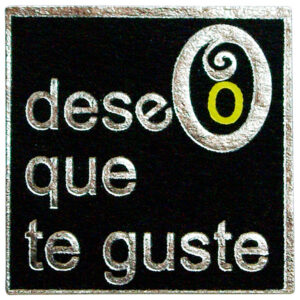ET802-Rollo ETIQUETAS DESITJO QUE T´AGRADI FONDO NEGRO IMPRESIÓN PELÍCULA PLATA 30 x 30mm. 250ud.
